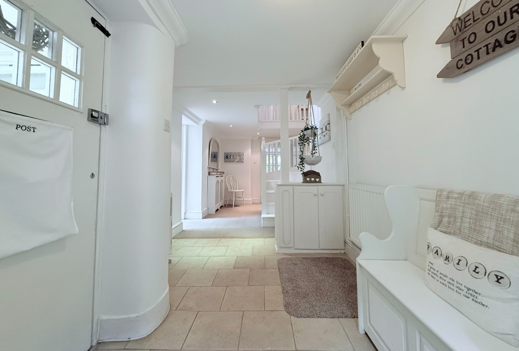Lot: 159 - THREE-BEDROOM COTTAGE CLOSE TO TOWN CENTRE AND SEAFRONT - The Entrance Hall